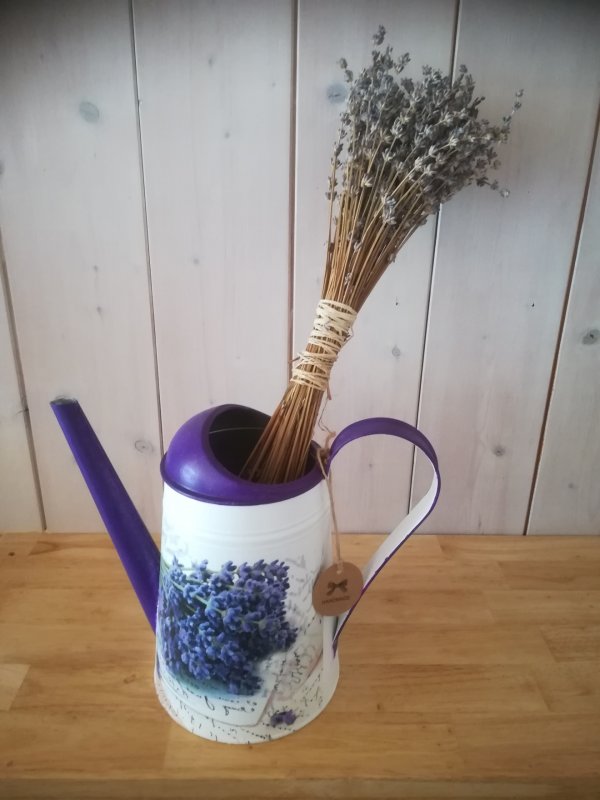 Dekorative Teekanne mit Lavendelmotiven
